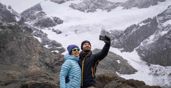 Heller Gletscher über einer dunklen Schmelzwasserlagune und schroffen Hängen bei Ushuaia
