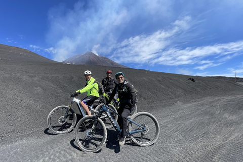 Cima dell'Etna in e-bikeE-bike sulla cima dell'Etna