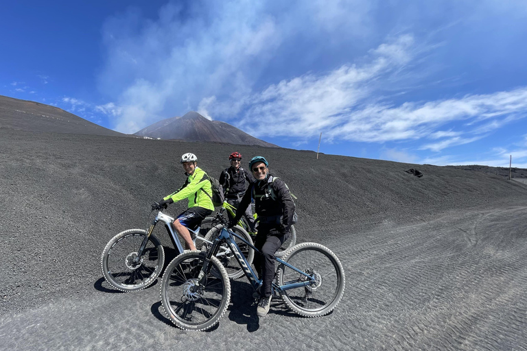 Cima dell'Etna in e-bikeE-bike sulla cima dell'Etna