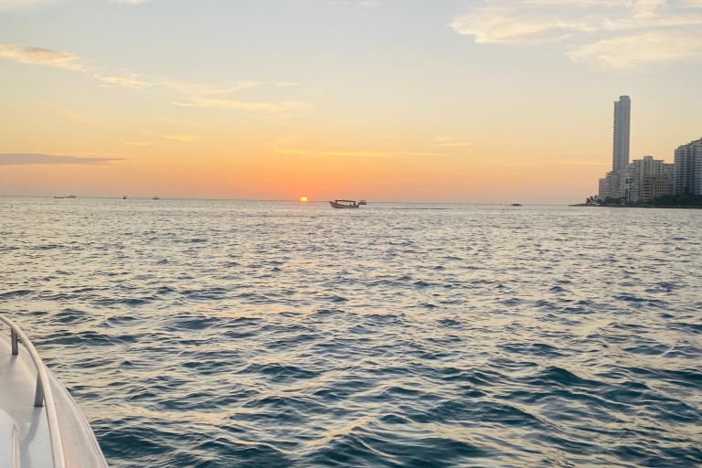 Sunset Party en la bahía mientras comparte con nativosImpreza w Bahia: nocne doświadczenie w starym mieście