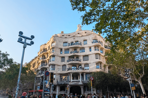 Barcelona: Old Town Private Walking Tour of Past and Present 2H - Guided tour in Spanish with Fábio
