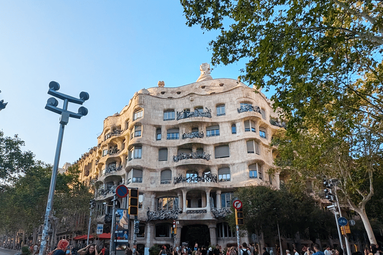 Barcelona: Old Town Private Walking Tour of Past and Present 2H - Guided tour in Spanish with Fábio