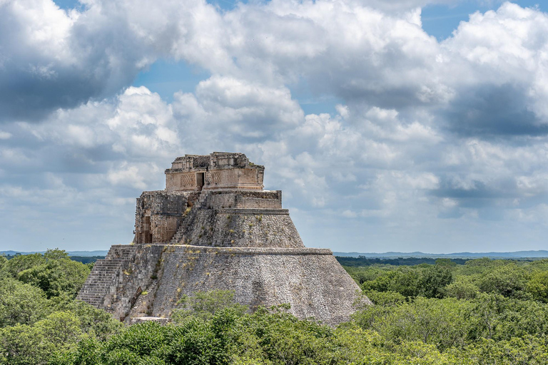 Uxmal : Site archéologique : visite guidée à pied avec droit d&#039;entréeVisite de groupe en anglais ou en espagnol avec droit d&#039;entrée