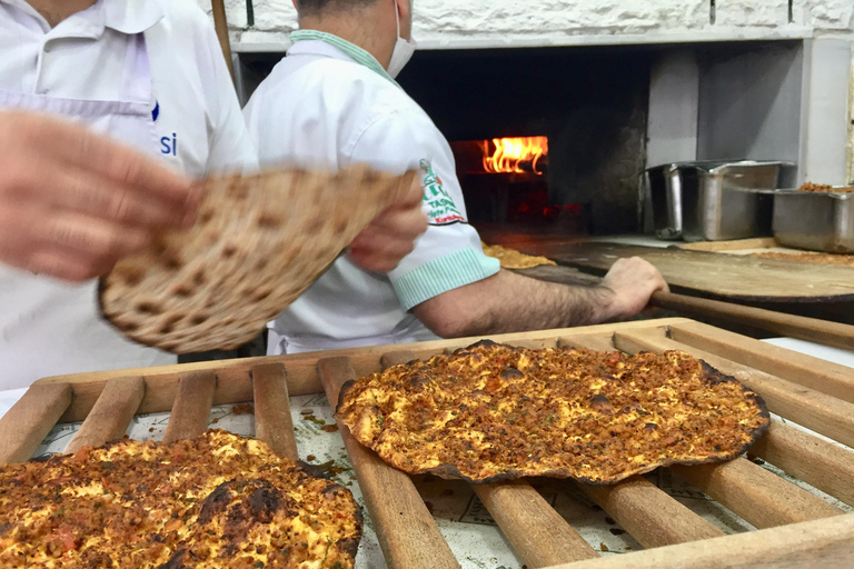 Istanbul: Taste of Turkey with Europe & Asia by Ferry Tour en Español