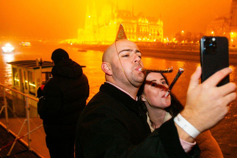 Budapest: New Year Boat Party Cruises with Unlimited DrinksSip &amp; Sail New Year&#039;s Day Premium Package