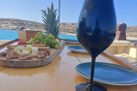 Tour privato di Mykonos al tramonto con barca tradizionale