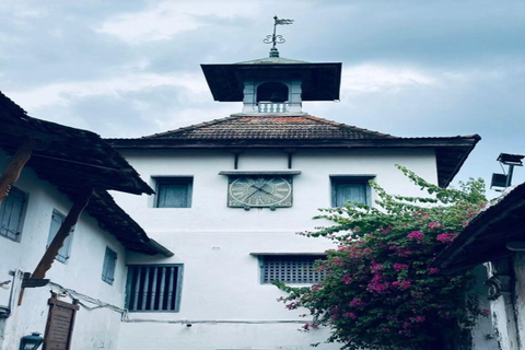 جولة ركوب الدراجات في ضوء القمر في كوتشي