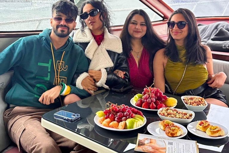 Istanbul: Yachttour mit Audioguide entlang der BosporusstraßeIstanbul: Yachttour bei Sonnenuntergang