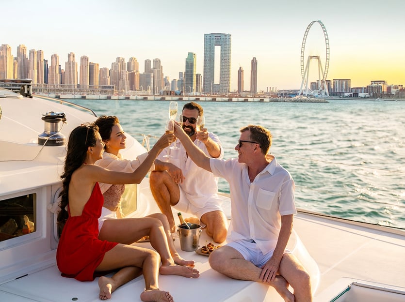 Dubái: crucero de lujo en yate al atardecer con aperitivos y bebidas