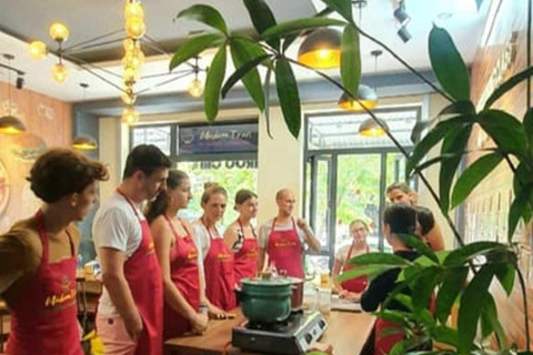 Hue: Aula de culinária com uma família localAula de culinária com visita ao mercado