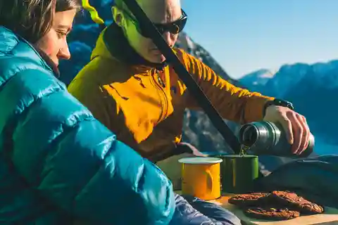 Geniet van een picknick op een klif in het fjordenlandschap van Noorwegen