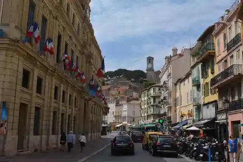 Cannes: Passeggiata express con un locale in 60 minuti