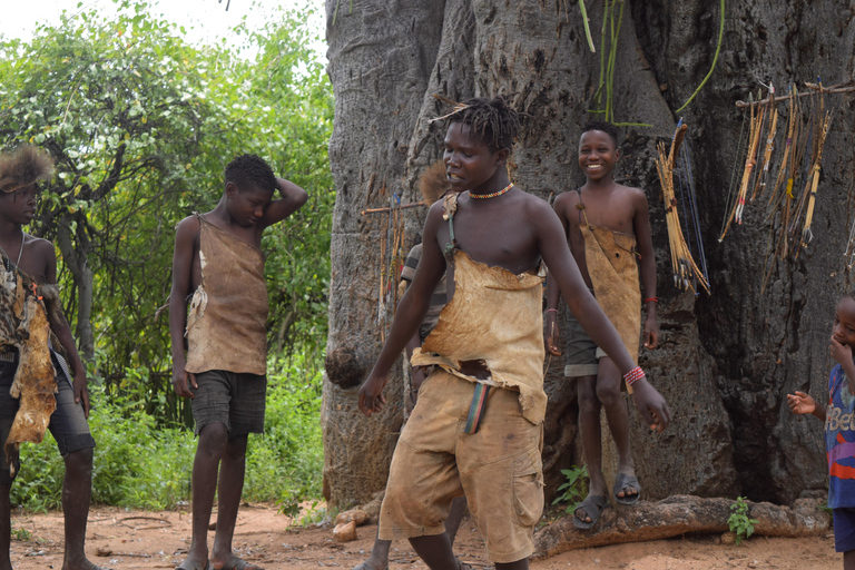 Au départ d'Arusha : circuit du lac Eyasi, des villages Datoga et HadzabeAu départ d'Arusha : visite du lac Eyasi, des villages Datoga et Hadzabe