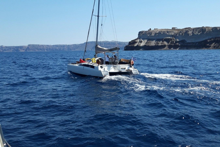 Santorini:Catamaran: private cruise with food &amp; drinksSantorini: private catamaran cruise with food &amp; drinks