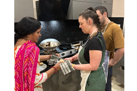 Jaipur: Traditional cooking class and storytelling session