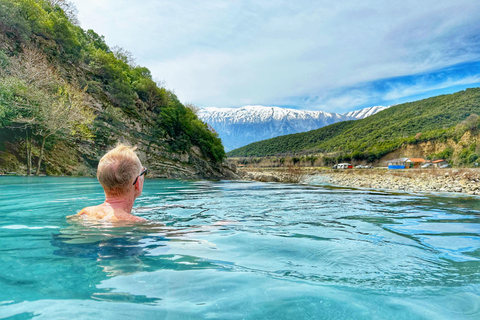 Desde Tirana: Visita Gjirokastra y disfruta de las aguas termales en PermetDesde Tirana: Visita Gjirokastra UNESCO y disfruta de los baños termales