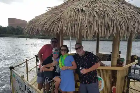 Tampa Bay: 3 Hour - Tampa Bar Hop Tiki Cruise