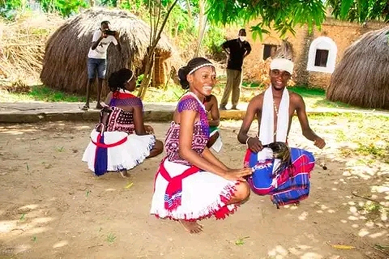 Mombasa:Tour de la ciudad,Talleres Bombolulu y Centro Cultural