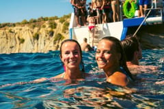 Barcelona: Snack, Schwimmen & Partyboot