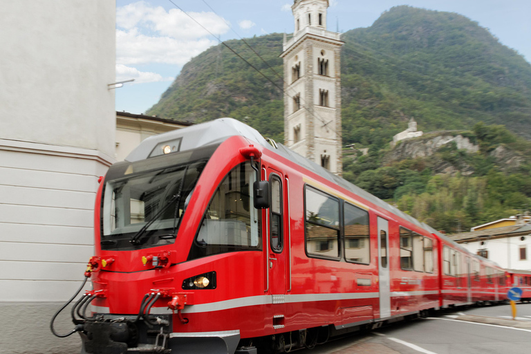 Depuis Milan : Excursion d'une journée à St Moritz et dans les Alpes avec le train rouge de la Bernina