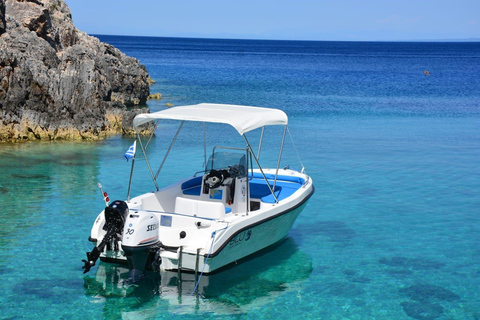 Tsilivi: Noleggio di una giornata intera in barca per il naufragio e le grotte blu