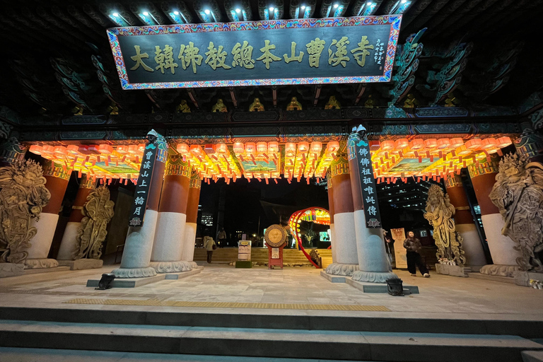 Walking through the heart of Seoul. Tour in Spanish