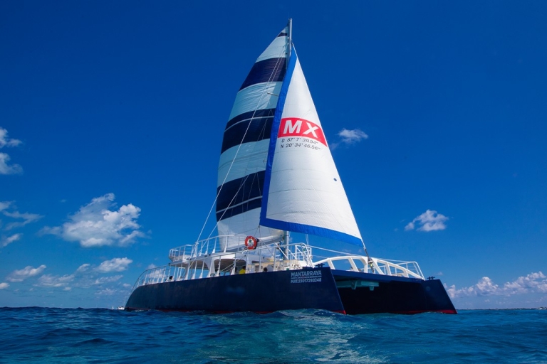 Au départ de Cancun : Catamaran pour Isla Mujeres, plongée en apnée et club de plageAdmission au catamaran léger