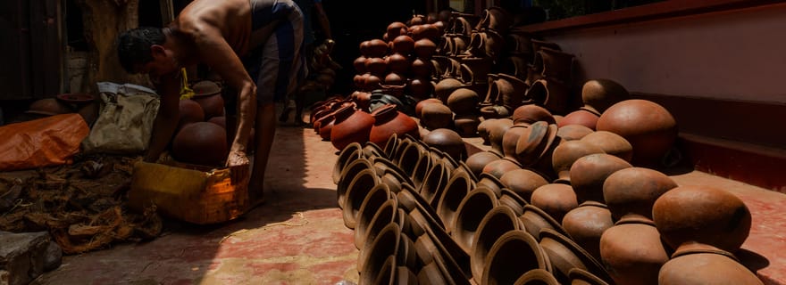 Atelier de poterie tamoule à Jaffna avec des artisans locaux