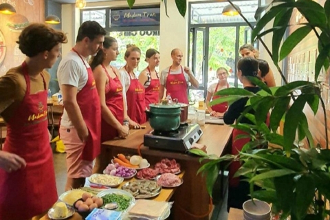 Hue : Cours de cuisine avec une famille locale et visite du marché