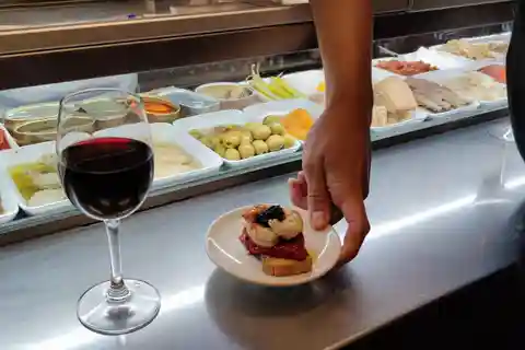 Barcelona: Opastettu viini- ja tapas-kierros maisteluineen.