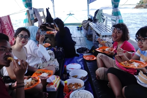 Dagvullende tour Komodo voor backpacker met langzame boot