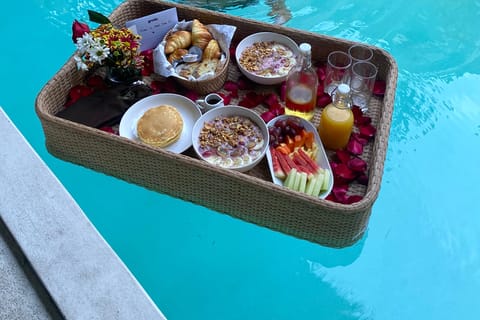 Floating Breakfast Delivery in Bali: International Breakfast