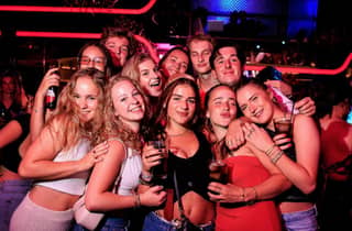 Sevilla: Kneipentour durch 3 Bars + VIP-Eintritt in einen Club & 3 Freigetränke