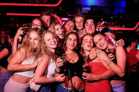 Sevilla: PubCrawl på 3 barer + VIP-klubbinngang og 3 gratis shots
