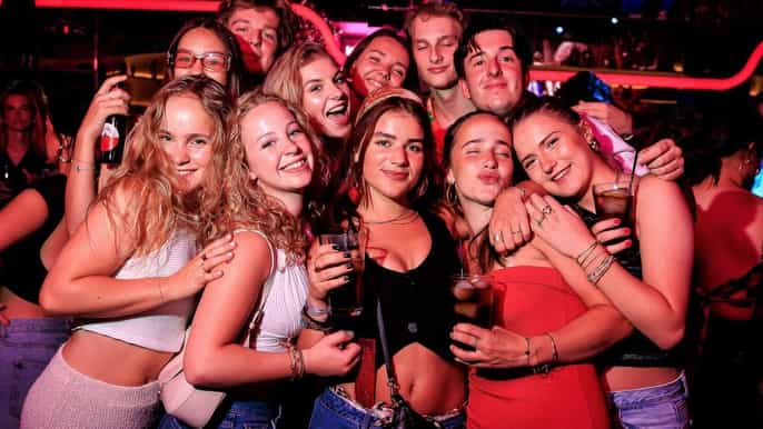 Seville :3 Bars PubCrawl + VIP Club Entrance & 3 Free Shots