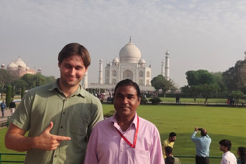 Ab Delhi: Taj Mahal und Agra Tour mit dem Gatimaan ExpressZug 1. Klasse mit Wagen, Reiseführer, Eintrittskarten und Mittagessen