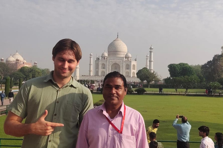 Desde Delhi: Excursión al Taj Mahal y Agra en el Gatimaan ExpressTren de 1ª clase con coche, guía, entradas y almuerzo