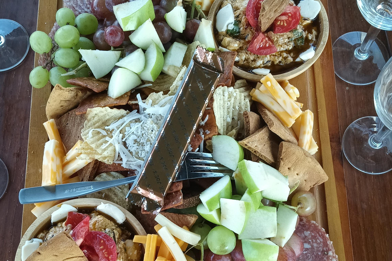 Passeio de barco romântico com vinho e queijo ou jantar surpresaPasseio de barco romântico com vinho e queijo, avistamento de lobos marinhos