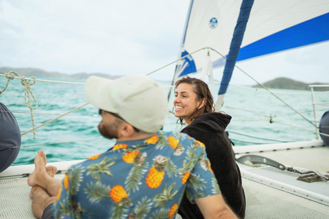 Baia delle Isole: Noleggio catamarano a vela con pranzo