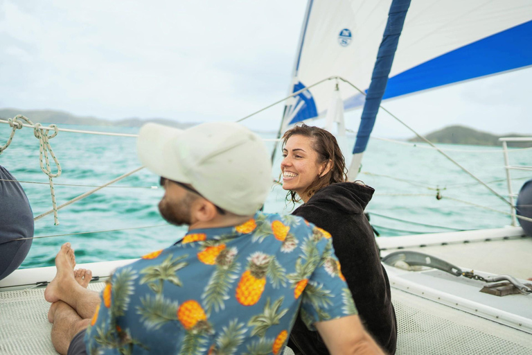 Baia delle Isole: Noleggio catamarano a vela con pranzo