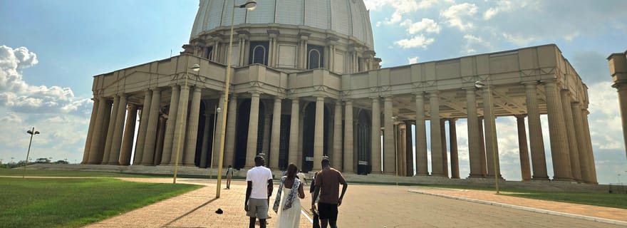 Yamoussoukro : Excursion entre Basilique, Culture et Caïmans Sacrés