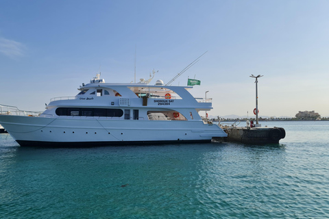 Jeddah: Red Sea Snorkeling and Diving Yacht Trip Snorkeling