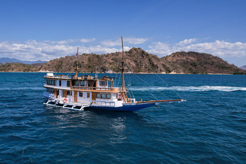 Labuan Bajo: 3-Day Komodo Island Cruise & LandTour, 15 Stops Superior Boat Sharing Room + Overland, Park Fee Excl.