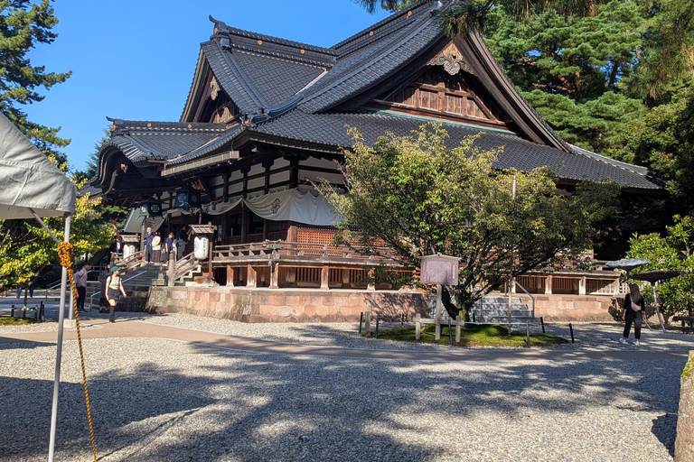 Kanazawa: Samurai, Castle & Geisha Private Bus Tour