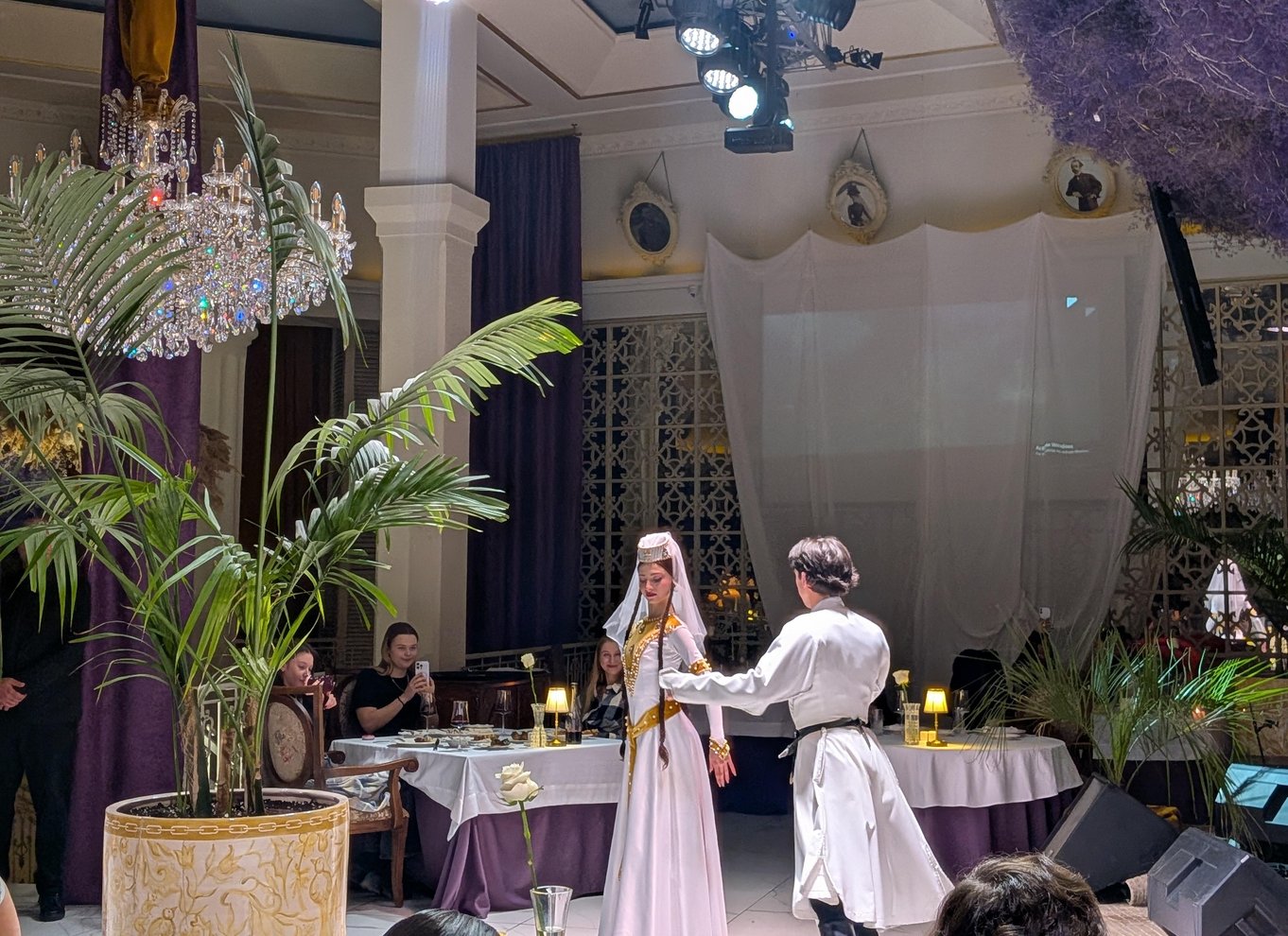 Tbilisi: georgisk middag, danseshow og afhentning på hotellet