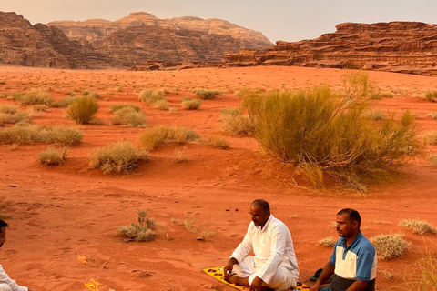 瓦迪拉姆日落吉普之旅：贝都因晚餐与星空观测瓦迪拉姆日落吉普之旅，含贝都因晚餐与星空观测