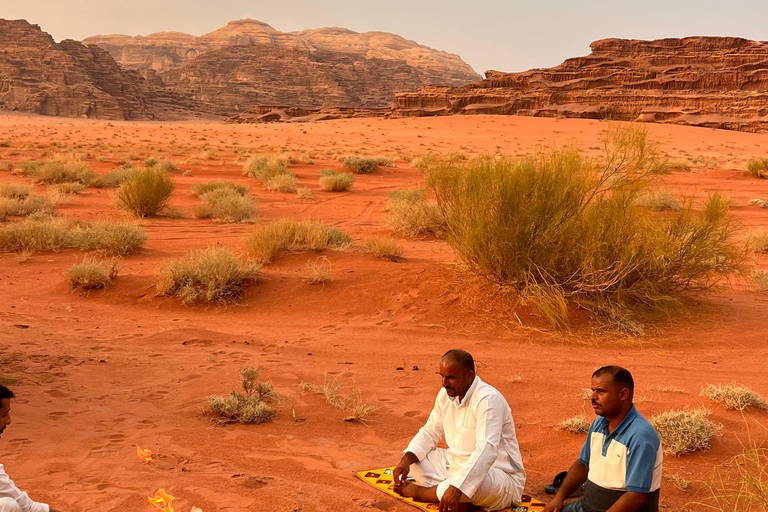 瓦迪拉姆日落吉普之旅：贝都因晚餐与星空观测瓦迪拉姆日落吉普之旅，含贝都因晚餐与星空观测
