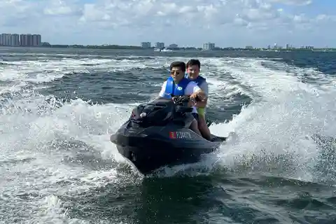 Miami: Miami Beach Jetski Ride with Boat and Drinks