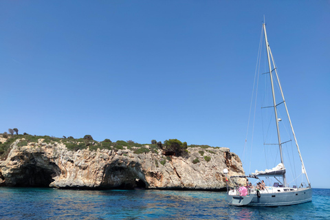 Portocolom: Half-Day Sailing Trip with Tapas and Open Bar