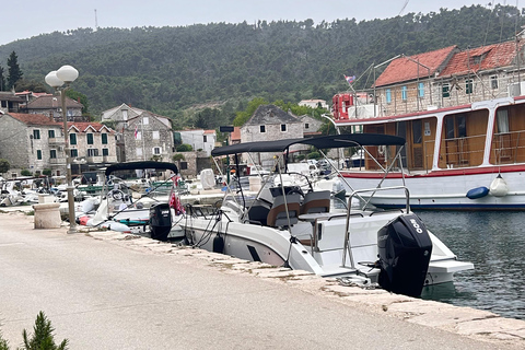 Ze Splitu/Trogiru: Błękitna Laguna i 2 wyspy - pół dnia prywatnieZe Splitu: prywatna półdniowa wycieczka do Błękitnej Laguny i Šolta Nečujam